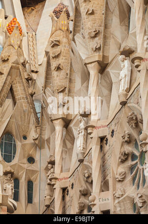 Barcelona, Spanien - 26. August 2014: Sagrada Familia Fassade Fragment mit Skulpturen, die Kathedrale von Antoni Gaudi entworfen Stockfoto