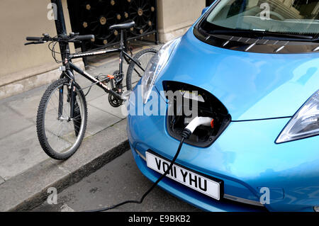 London, England, Vereinigtes Königreich. Elektro-Auto gesteckt ein Chargemaster Terminal vor der Royal Institution Albermarle Street Stockfoto