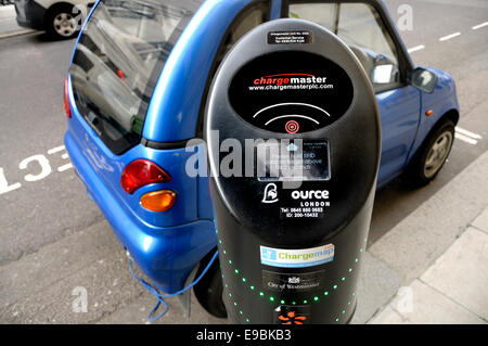 London, England, Vereinigtes Königreich. Elektro-Auto gesteckt ein Chargemaster Terminal vor der Royal Institution Albermarle Street Stockfoto