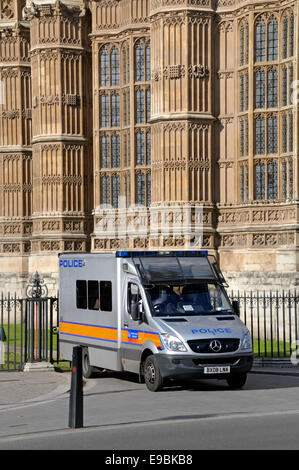 London, England, Vereinigtes Königreich. Polizei-Transporter parkte vor Westminster Abbey Stockfoto