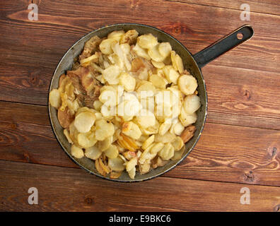 Gebackene Rote Zackenbarsch mit Kartoffel und Apfel Stockfoto