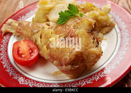 Gebackene Rote Zackenbarsch mit Kartoffel und Apfel Stockfoto