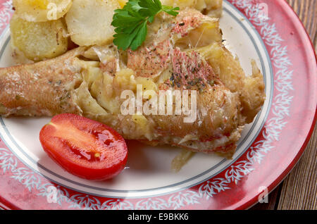 Gebackene Rote Zackenbarsch mit Kartoffel und Apfel Stockfoto