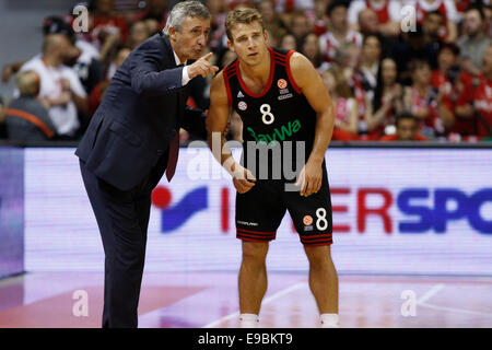 München, Deutschland. 23. Oktober 2014. Svetislav Pesic (Head Coach, FC Bayern München e.V.) im Gespräch mit Heiko Schaffartzik (Nr.8, FC Bayern München e.V.). FC Bayern München vs Panathinaikos Athen. Bildnachweis: Dpa picture Alliance/Alamy Live News Stockfoto