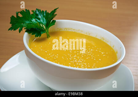 Schalen-Kürbis-Suppe. Nahaufnahme Stockfoto