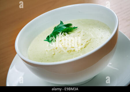 Cremesuppe mit Zucchini, Käse und Sahne Stockfoto