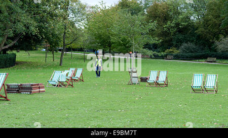 Liegestuhl-Manager läuft herum, um auf den Stühlen im Regents Park zu überprüfen. Stockfoto