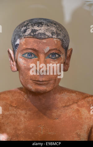 Die Skulptur der Schreiber sitzen oder hocken Schreiber ist eines der wichtigsten Beispiele der altägyptischen Kunst. Louvre. Stockfoto