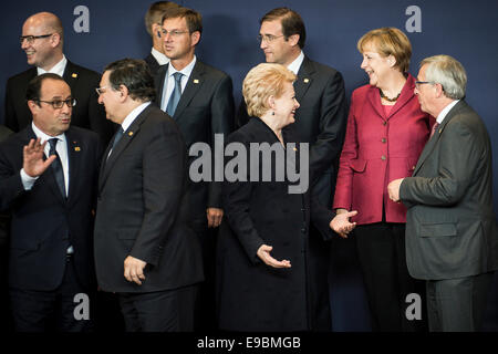 Brüssel, Belgien. 23. Oktober 2014. Staats-und Regierungschefs Italiens Premier Matteo Renzi, die litauische Staatspräsidentin Dalia Grybauskaite, Bundeskanzlerin Angela Merkel, der französische Präsident Francois Holland, EU-Kommissionspräsident Jean-Claude Juncker wie sie sich vorbereiten, während die Gruppe Photocall des EU-Gipfels in der EU-Rat-Hauptsitz in Brüssel, Belgien am 23.10.2014 zweitägigen Gipfeltreffen des Europäischen Rates in Brüssel darstellen ein ehrgeiziges Paket des Klimawandels konzentrieren werden Ziele für das Jahr 2030 zu ändern aber auch die Ebola-Krise zu bewältigen , wirtschaftliche Stagnation, Besorgnis über die Ukraine und Spannung in C Stockfoto