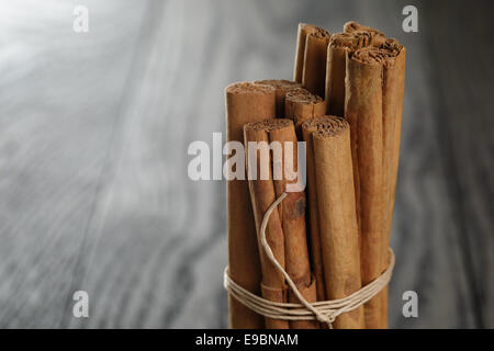 wahre Zimtstangen auf Holztisch, selektiven Fokus Stockfoto
