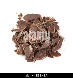 Haufen zermalmt Schokolade, von oben auf weißem Hintergrund Stockfoto