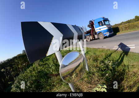 LKW vorbei Warnsignal für scharfe Biegung und kreisförmige Sicherheitsspiegel, Fahrer aus Kreuzungsansicht Straße UK zu geben Stockfoto