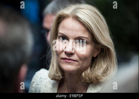 Brüssel, Belgien. 24. Oktober 2014. Der dänische Ministerpräsident Helle Thorning-Schmidt kommt zu Beginn des zweiten Tages der Europa-Chef von Staaten Gipfel an in Brüssel auf 24.10.2014 wird He zweitägigen Gipfeltreffen des Europäischen Rates in Brüssel konzentrieren sich auf ein ehrgeiziges Paket der Klimaschutzziele für das Jahr 2030 aber auch angehen, die Ebola-Krise, wirtschaftliche Stagnation, Besorgnis über die Ukraine und Spannungen auf Zypern gegen die Türkei. von Wiktor Dabkowski/Picture Alliance Credit: Dpa picture-Alliance/Alamy Live News Stockfoto