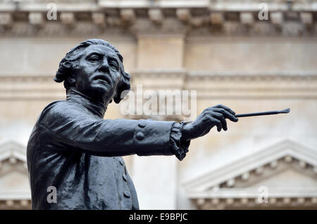 London, England, Vereinigtes Königreich. Statue: Sir Joshua Reynolds (Maler; 1773-92) im Innenhof der Royal Academy. (1931; Alfred Drury) Stockfoto