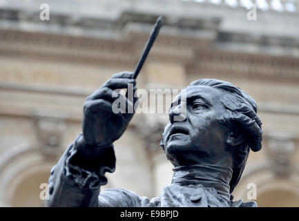 London, England, Vereinigtes Königreich. Statue: Sir Joshua Reynolds (Maler; 1773-92) im Innenhof der Royal Academy. (1931; Alfred Drury) Stockfoto