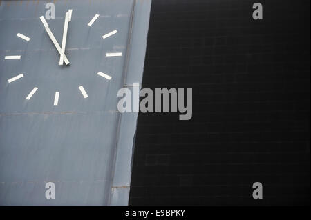 Detail mit einer traditionellen Sport-Anzeigetafel mit Uhr Stockfoto