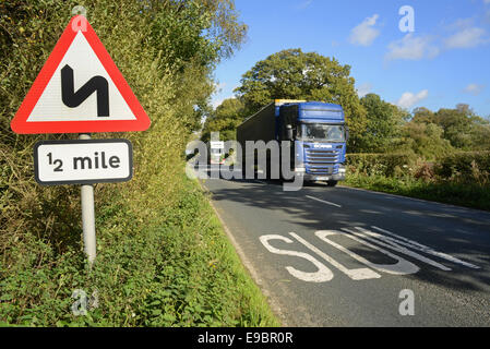 LKW vorbei an scharfen Biegung Warnzeichen eine halbe Meile vor Yorkshire Vereinigtes Königreich Stockfoto