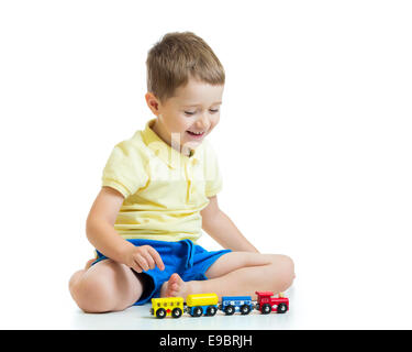 Kind Junge spielt mit Spielzeug Stockfoto