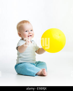 Smiling Baby Boy mit gelben Ballon in der hand Stockfoto