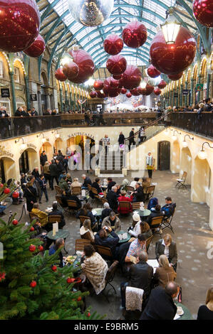 Weihnachts-Einkäufer in Covent Garden im Zentrum von London. Stockfoto