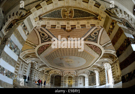 Potsdam, Deutschland. 24. Oktober 2014. Ein Blick auf das Innere der Grotte-Halle im "Neuen Palais" (New Palace) in Potsdam, Deutschland, 24. Oktober 2014. Eine spezielle Öffnung, ausgeführt von 25 Oktober bis 31 Oktober führt der Grotte Halle zum ersten Mal wieder in der Öffentlichkeit nach umfangreichen Sanierungsarbeiten. Der Ballsaal wurde ursprünglich von den Architekten Johann Melchior Kambly und Matthias Mueller im Auftrag von Frederik des großen im 18. Jahrhundert. Foto: Bernd Settnik/Dpa/Alamy Live News Stockfoto