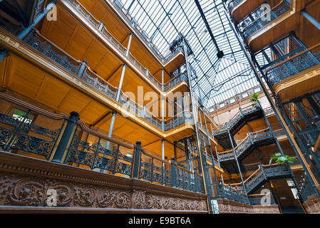 Die reich verzierten Atrium des historischen Bradbury Building am Broadway in der Innenstadt von Los Angeles, Kalifornien, USA Stockfoto