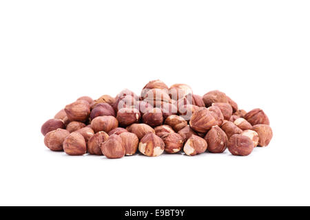 Nahaufnahme von Haufen von Haselnüssen, auf weißem Hintergrund. Stockfoto