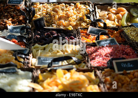 Lourmarin, Frankreich. 3. Oktober 2014. Verschiedene Arten von getrockneten und kandierten Früchten sind auf dem Display an einem Marktstand in Lourmarin, Frankreich, 3. Oktober 2014. Foto: Jens Kalaene/Dpa - NO-Draht-SERVICE-/ Dpa/Alamy Live News Stockfoto