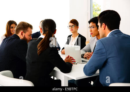 Geschäftsleute treffen im Büro Stockfoto