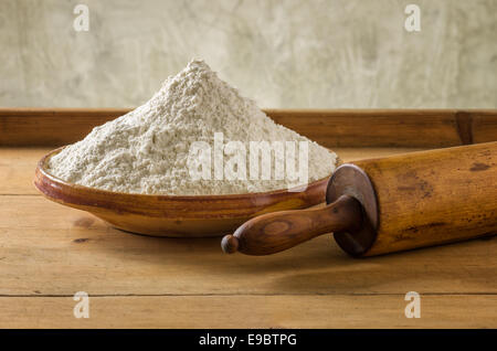 Schüssel mit Mehl und alte Nudelholz Stockfoto
