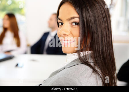 Porträt der schönen lächelnden Geschäftsfrau Stockfoto