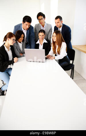 Gruppe von einem Laptop zusammen mit Geschäftspartnern Stockfoto