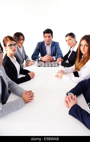 Geschäftsleute, die auf der Sitzung am Tisch im Büro sitzen Stockfoto