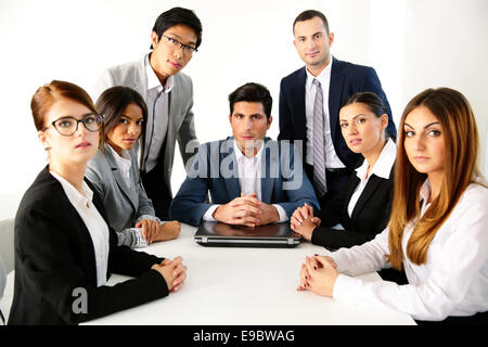 Gruppe von Geschäftsleuten mit treffen im Büro Stockfoto