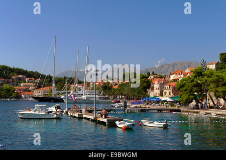 Cavtat-Stadt in der Nähe von Dubrovnik, Süden Kroatiens. Ein "Port Of Entry" für Private Yachten Kroatien betreten oder verlassen. Stockfoto