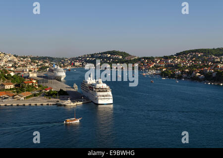 Kreuzfahrtschiffe und Gruz Hafen von Dubrovnik in Kroatien. Stockfoto