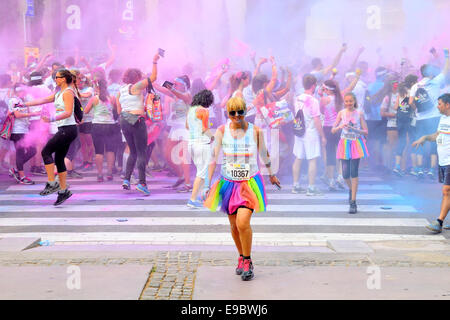 BARCELONA - Mai 18: Menschen bei der Holi Farbe-Run-Party in den Straßen der Stadt am 18. Mai 2014 in Barcelona, Spanien. Stockfoto