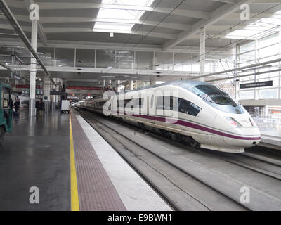 High-Speed-Zug im Bahnhof Atocha in Madrid, Spanien. Wichtigsten Städte Spaniens sind durch Hochgeschwindigkeitszüge verbunden. Stockfoto