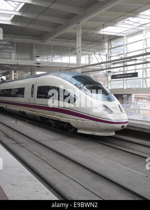 High-Speed-Zug im Bahnhof Atocha in Madrid, Spanien. Wichtigsten Städte Spaniens sind durch Hochgeschwindigkeitszüge verbunden. Stockfoto