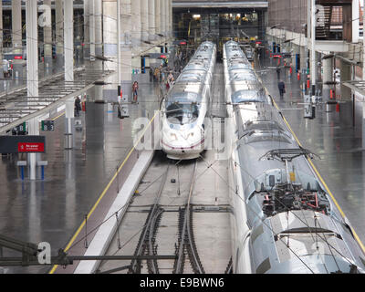 High-Speed-Zug im Bahnhof Atocha in Madrid, Spanien. Wichtigsten Städte Spaniens sind durch Hochgeschwindigkeitszüge verbunden. Stockfoto