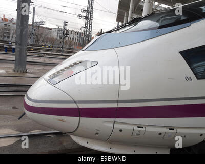 High-Speed-Zug im Bahnhof Atocha in Madrid, Spanien. Wichtigsten Städte Spaniens sind durch Hochgeschwindigkeitszüge verbunden. Stockfoto