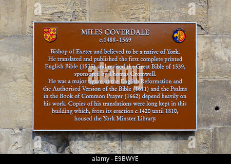 Eine Gedenktafel an der Wand des York Minster, die Anerkennung der ehemalige Bischof von Exeter, Miles Coverdale Werke. Stockfoto