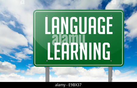 Sprachenlernen auf grün Autobahn Wegweiser. Stockfoto