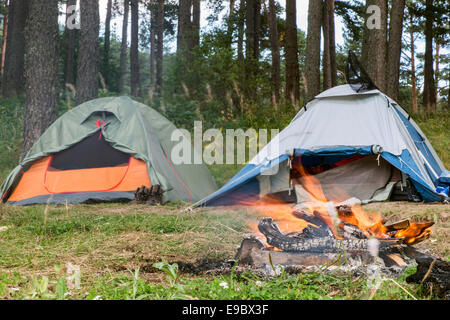 Zwei Zelte im Wald. Feuer im Vordergrund Stockfoto