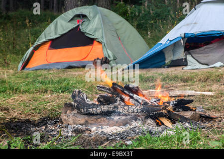 Zwei Zelte im Wald. Feuer im Vordergrund Stockfoto