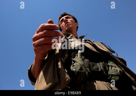 Eine kurdische Kämpfer der People's Defence Forces HPG dem militärischen Flügel der Kurdischen Arbeiterpartei PKK im Nordirak Stockfoto