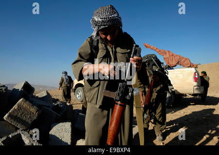 Eine weibliche kurdische Kämpfer der Einheiten der Freien Frauen verkürzt als YJA STAR militärischen Flügel der Frauen der Kurdischen Arbeiterpartei PKK Reinigung eines raketengetriebenen Granate (oft abgekürzt RPG) in Makhmur Gebiet in der Nähe von Mossul im Norden des Irak Stockfoto