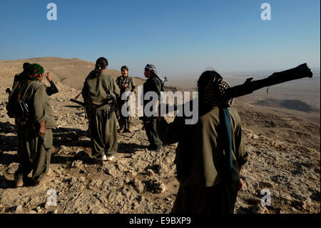 Eine Gruppe der weiblichen Kurdische Kämpfer der Einheiten der Freien Frauen verkürzt als YJA STAR militärischen Flügel der Frauen der Kurdischen Arbeiterpartei PKK stand stark in einer bergigen Gegend bewaffnet in der Landschaft von Makhmur in der Nähe von Mossul im Norden des Irak Stockfoto