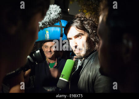 Parliament Square, London, UK. 23. Oktober 2014. Russell Brand besucht die Occupy-Demonstration in Parliament Square, London, eine kurze Rede zu halten und Schlafsäcke, um Demonstranten beabsichtigen nach dem Absetzen von der nachts liefern gegenüber Parlament. Bildnachweis: Lee Thomas/Alamy Live-Nachrichten Stockfoto