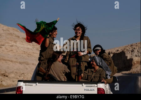 Eine Gruppe der weiblichen Kämpfer der kurdischen Arbeiterpartei PKK oder Reiten auf einem Toyota auf der Rückseite offenen Pickup truck in Makhmur Gegend in der Nähe von Mosul im Irak Stockfoto